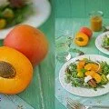 Салат из абрикосов с рукколой и мятой