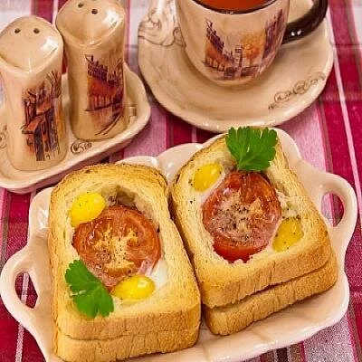Горячие бутерброды с яйцами и помидорами