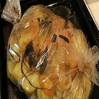 Куриные бёдрышки с овощами, запеченные в рукаве