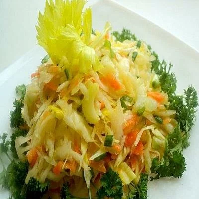 Овощной салат из капусты и сельдерея