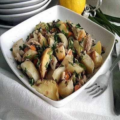 Рыбный салат с печеным картофелем