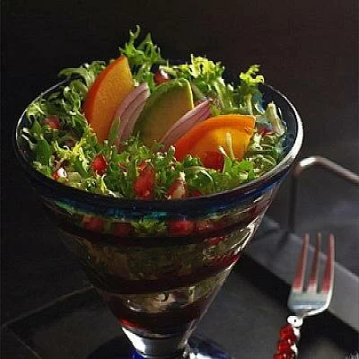 Витаминный салат с хурмой и авокадо