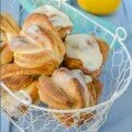 Лимонные булочки в творожной глазури