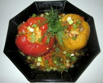 Перец, запеченный с курицей и овощами