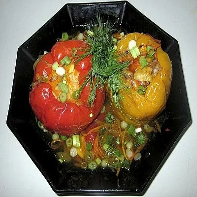Перец, запеченный с курицей и овощами