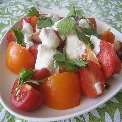 Салат из разноцветных помидоров под сырным соусом