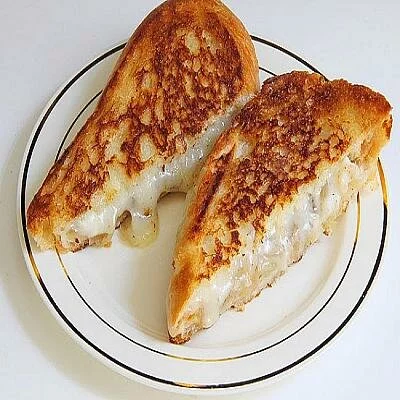 Закрытые бутерброды с луком и сыром