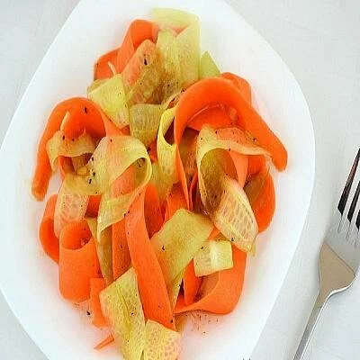 Необычный салат из огурцов и моркови